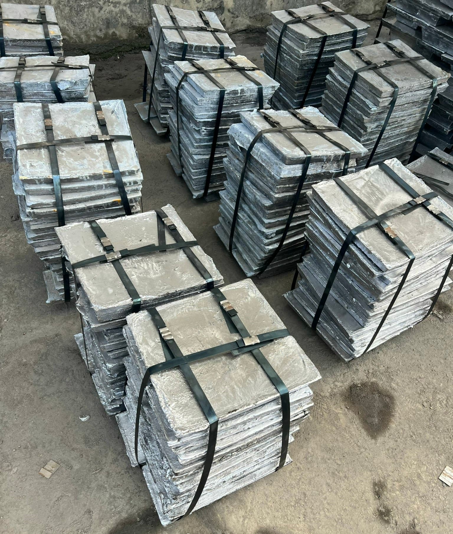 Thỏi chì xếp chồng theo kiện (ảnh minh họa)
