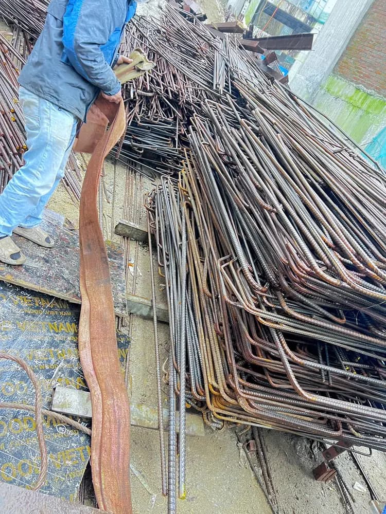 Công nhân bốc sắt thép công trình