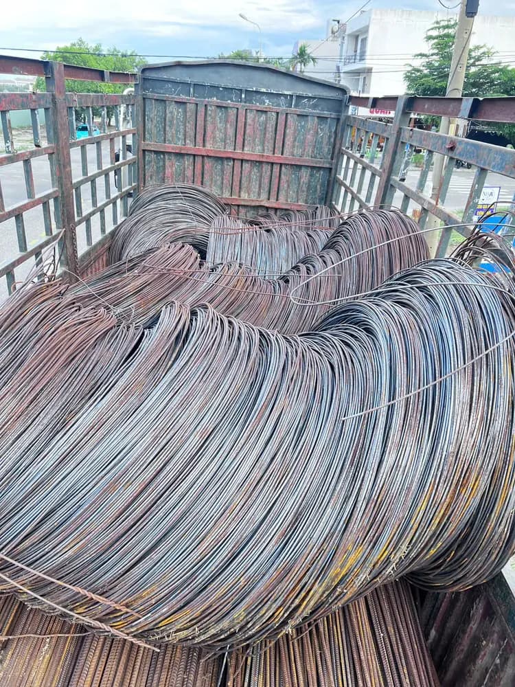 Sắt cuộn chất lên xe