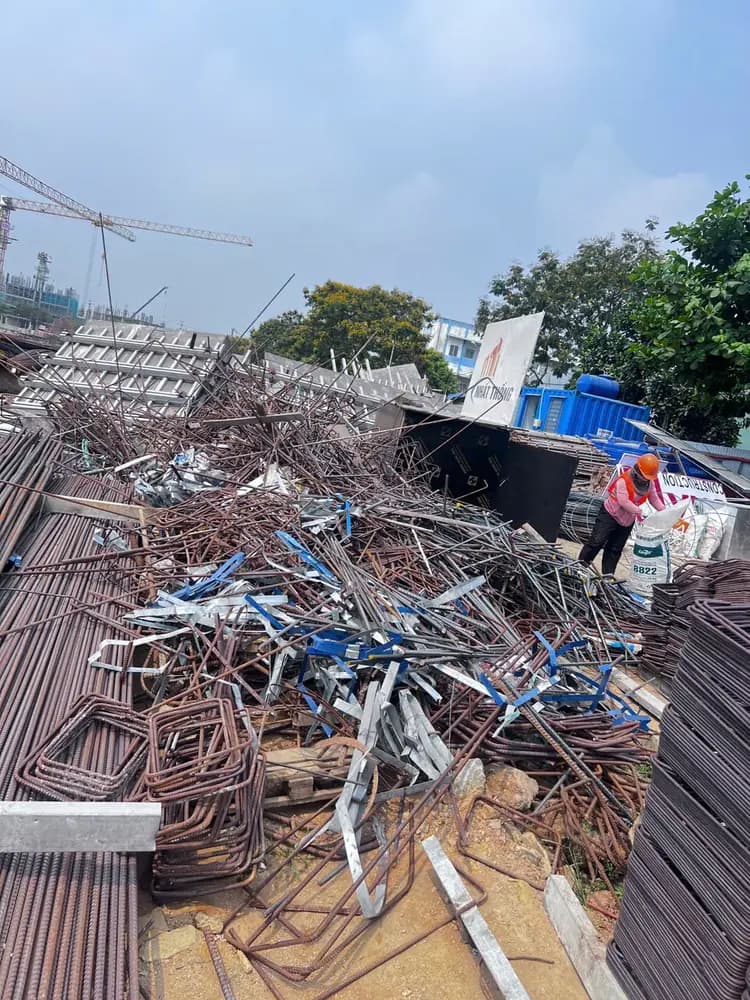 Sắt thép thừa tại công trình đang thi công