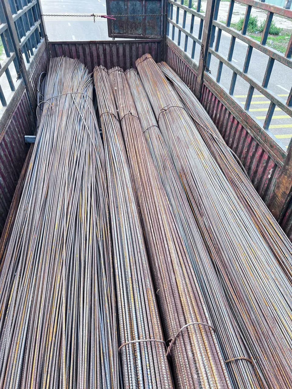 Sắt cây chất kín thùng xe